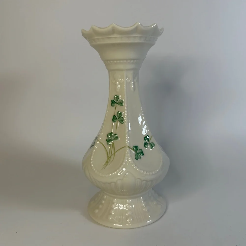 BELEEK Ireland Beautiful Irish‎ Shamrocks Porcelain Fluted Top Table Vase